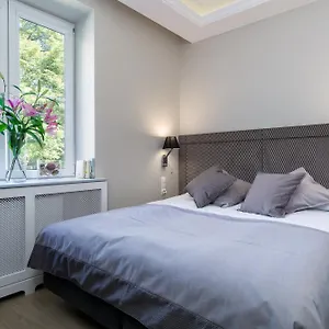 Elite Hamptons Old Town Apartment